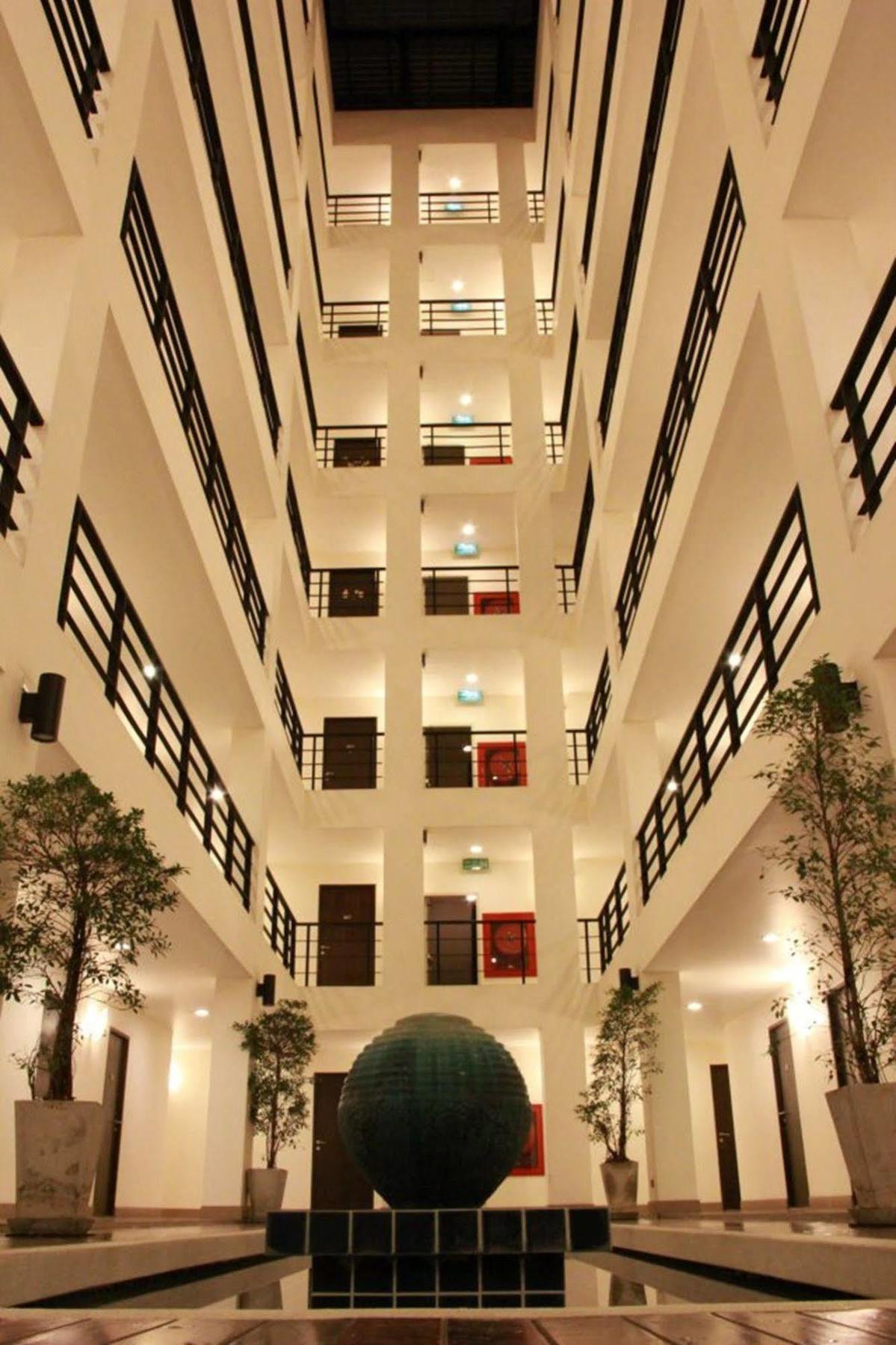 中庭拉卡达标13酒店 曼谷 外观 照片